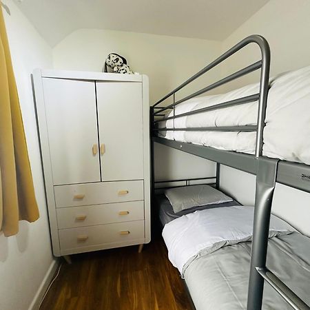 Beautiful Home In London With Easy Access To Central London Sutton  Exteriör bild