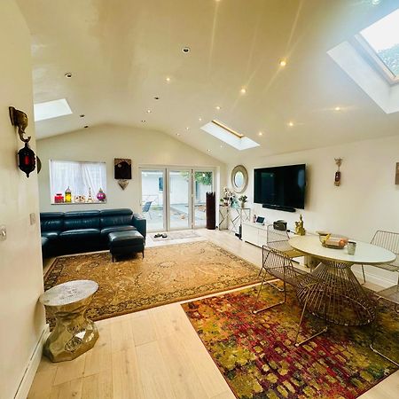 Beautiful Home In London With Easy Access To Central London Sutton  Exteriör bild