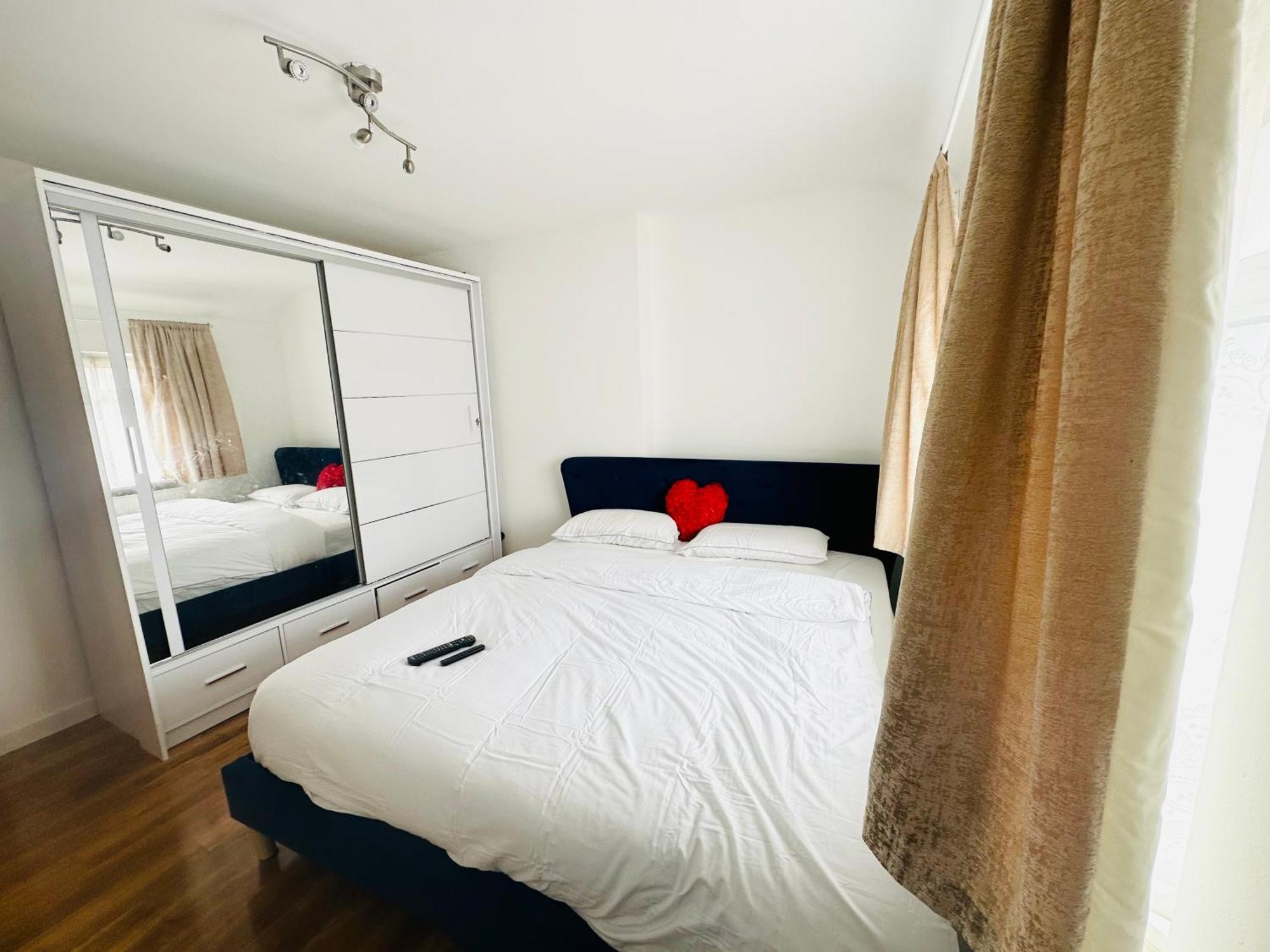 Beautiful Home In London With Easy Access To Central London Sutton  Exteriör bild